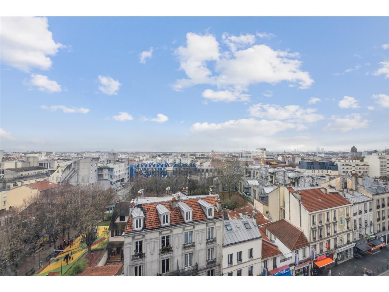 Dans un immeuble datant de 2008, Alex Bolton, vou