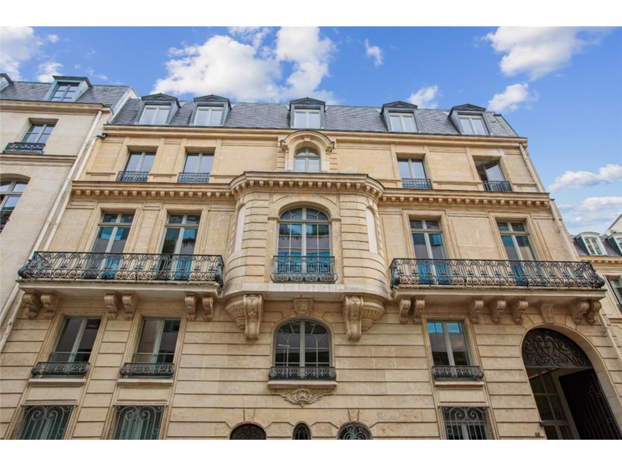 A proximité de la place de l'Etoile, nous vous pr