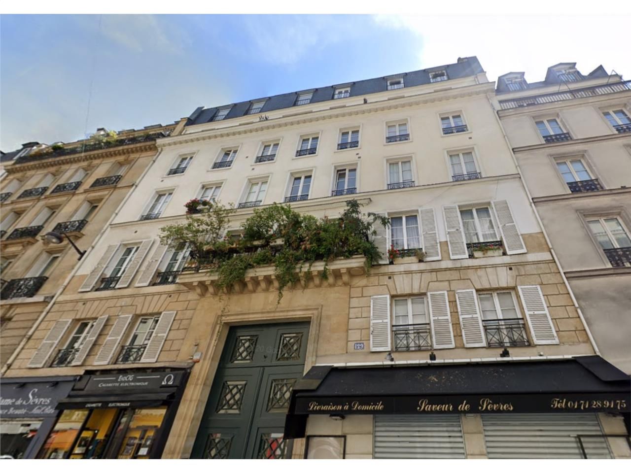 En plein coeur de la rue de Sèvres et de ses nomb