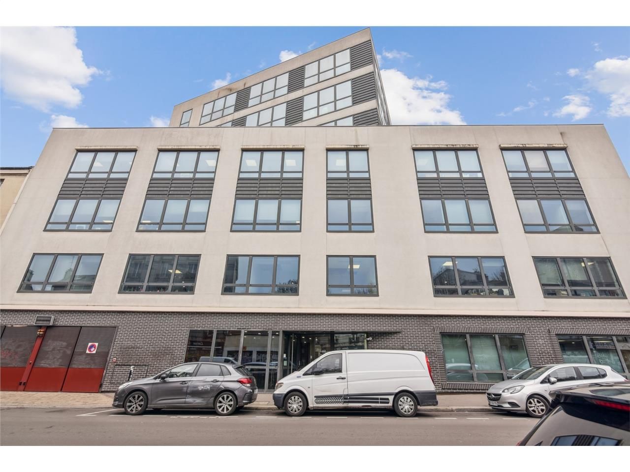 Dans un immeuble datant de 2008, Alex Bolton, vou