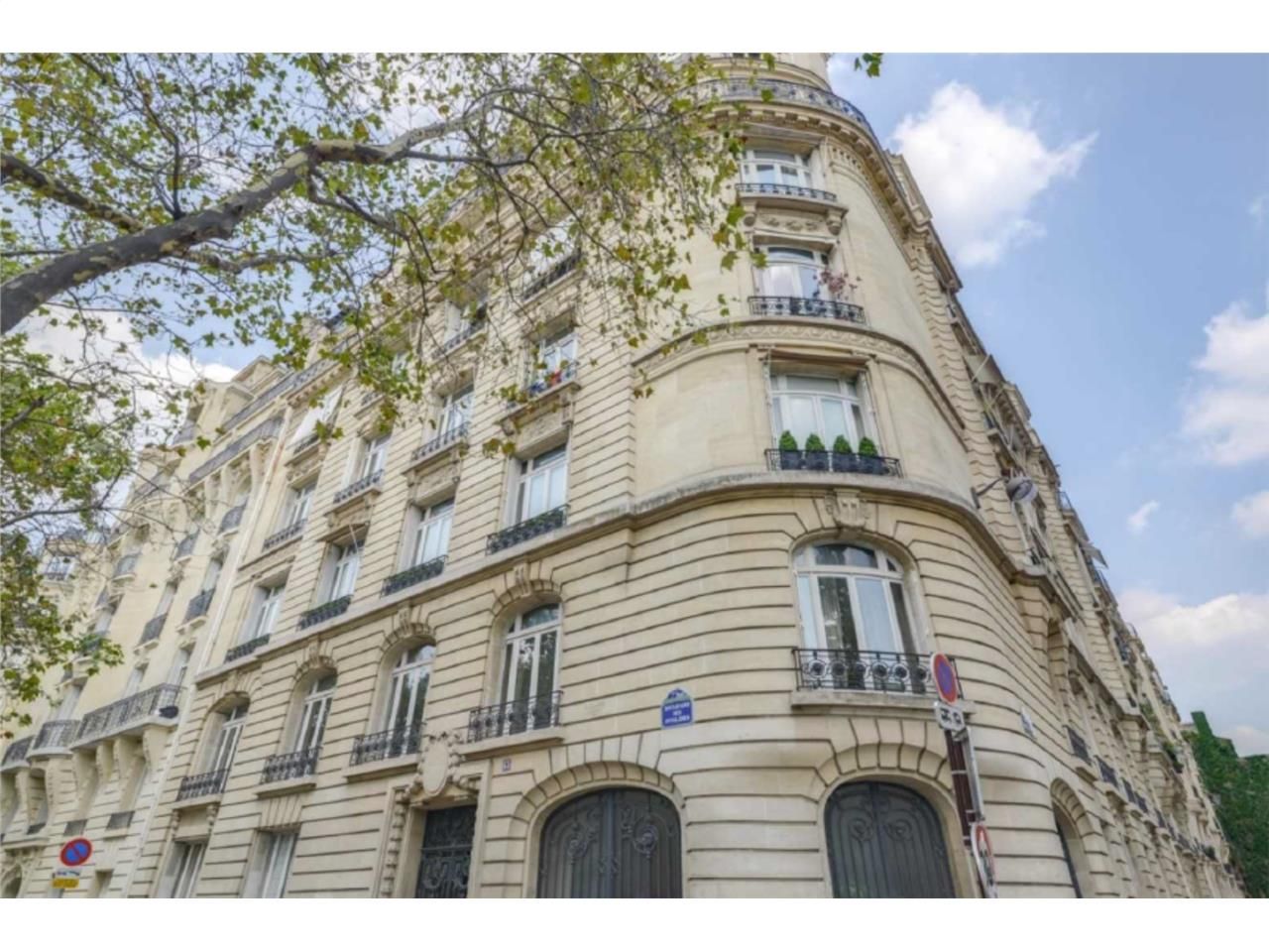 Situé au coeur du 7ème arrondissement sur le boul