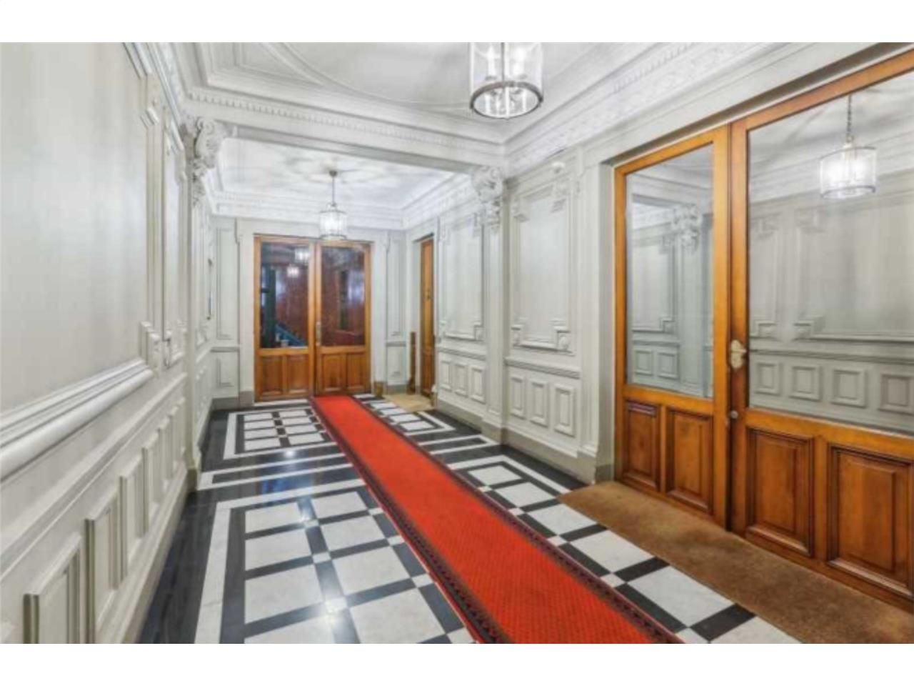 Au sein d'un magnifique immeuble haussmannien sit