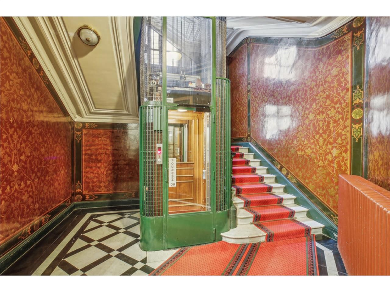 Au sein d'un magnifique immeuble haussmannien sit