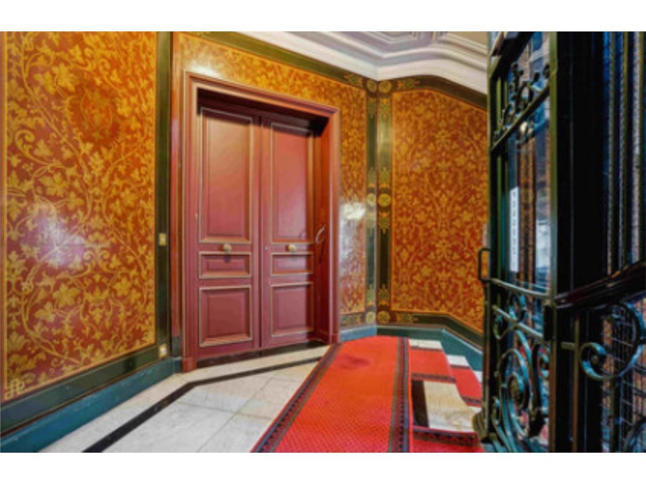 Au sein d'un magnifique immeuble haussmannien sit