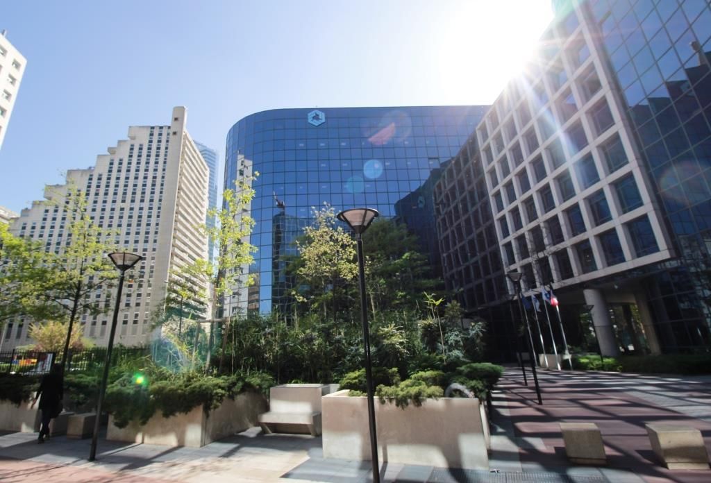 Idéalement situé au pied de la Dalle de La Défens