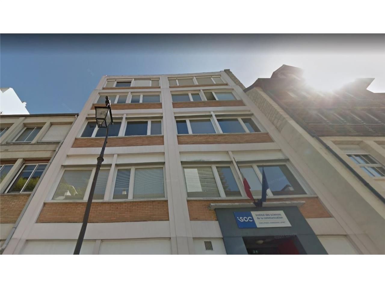 Alex Bolton vous propose à la location un immeubl