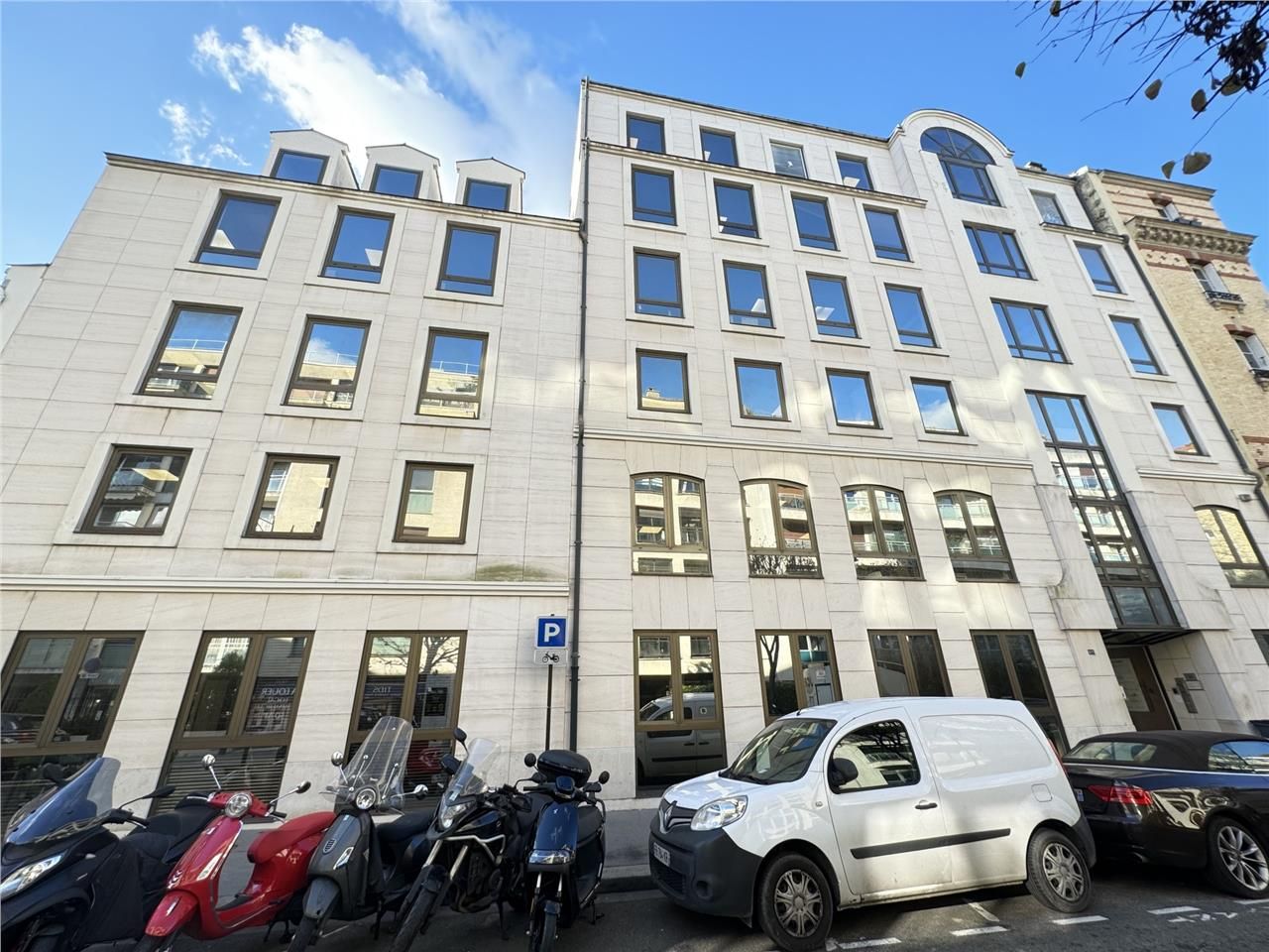 A proximité immédiate du Pont de Neuilly et de la