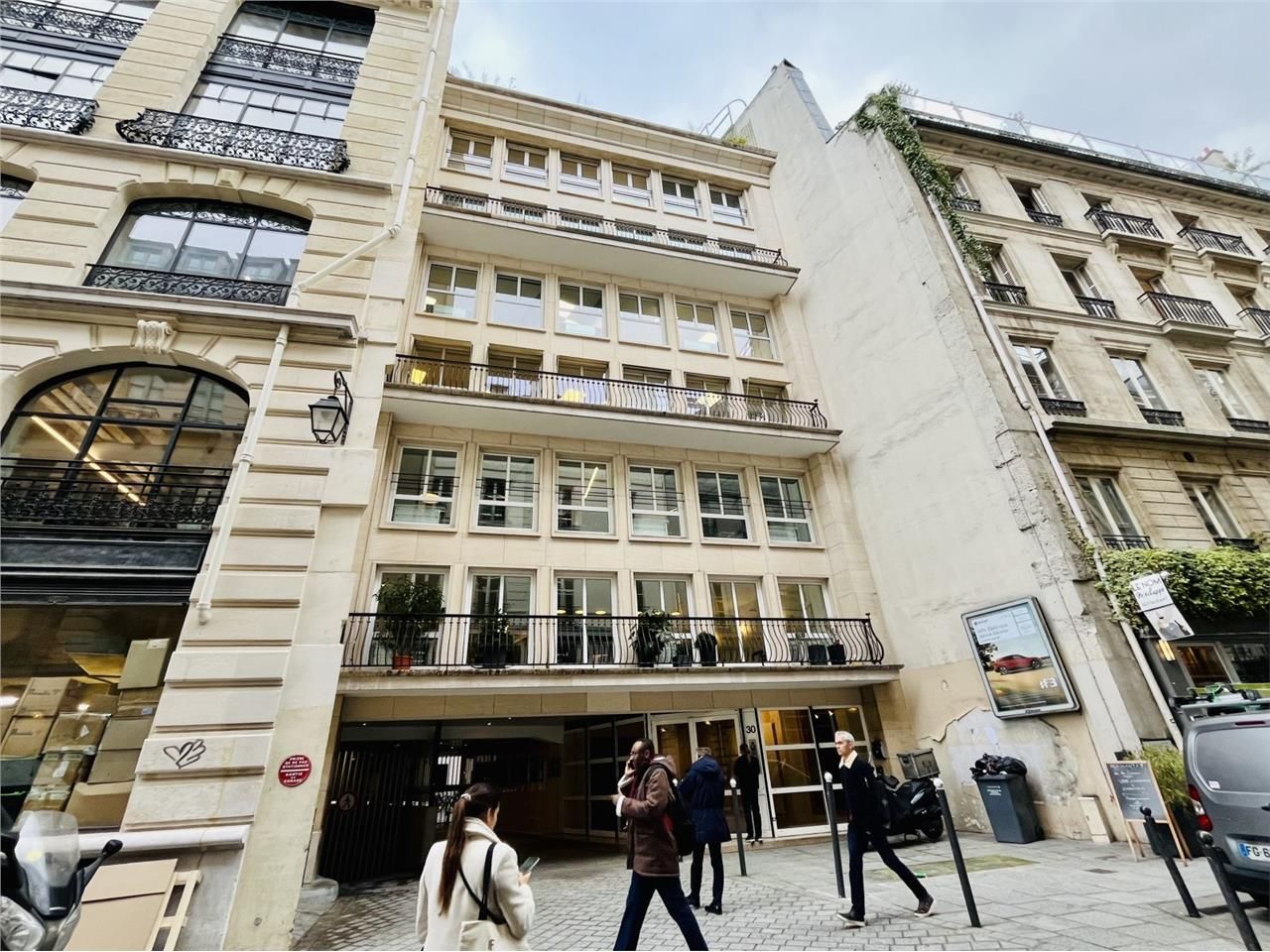 Au pied du métro Bourse, Alex Bolton vous propose