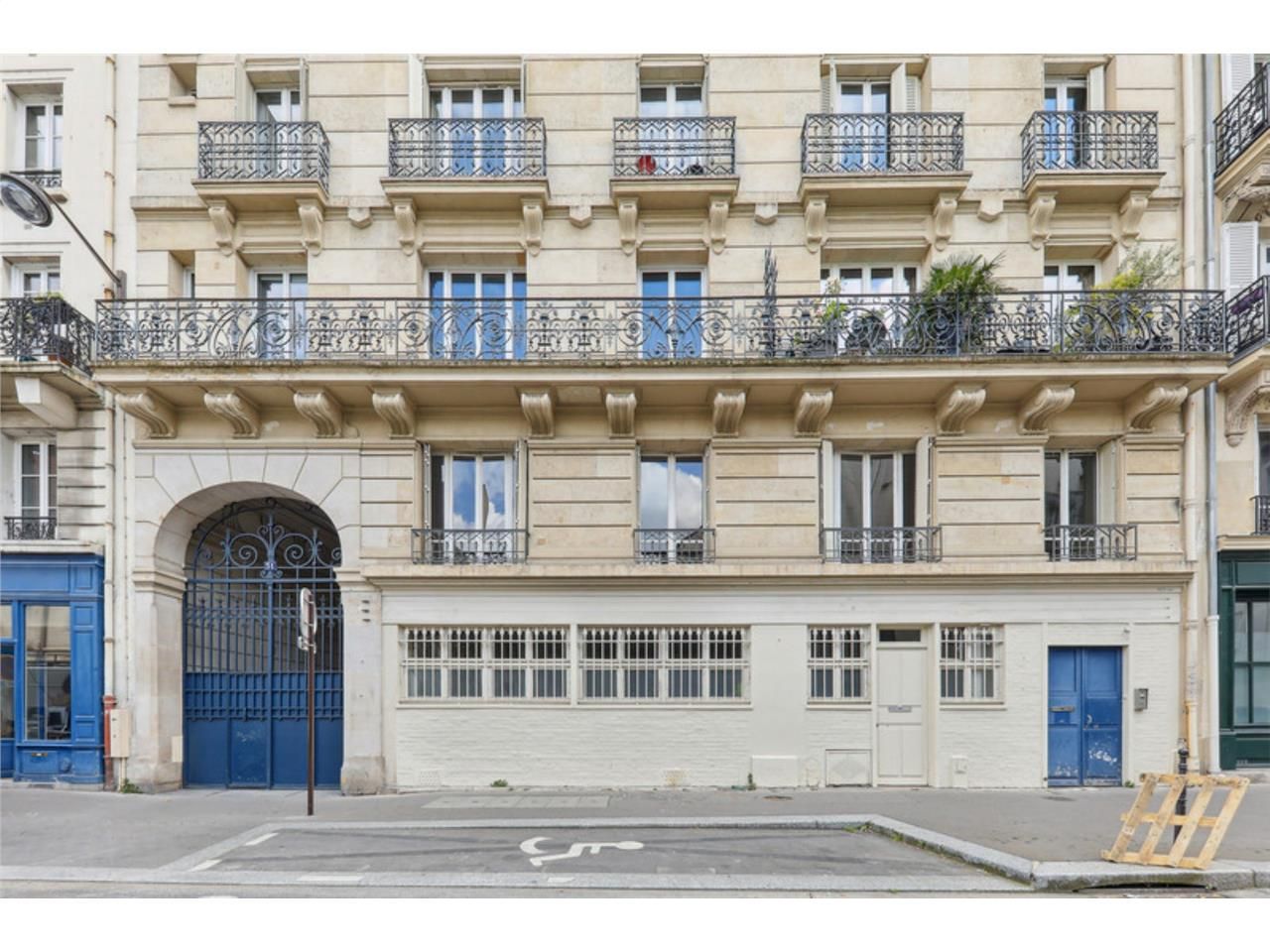 Dans un immeuble de très bon standing face au jar