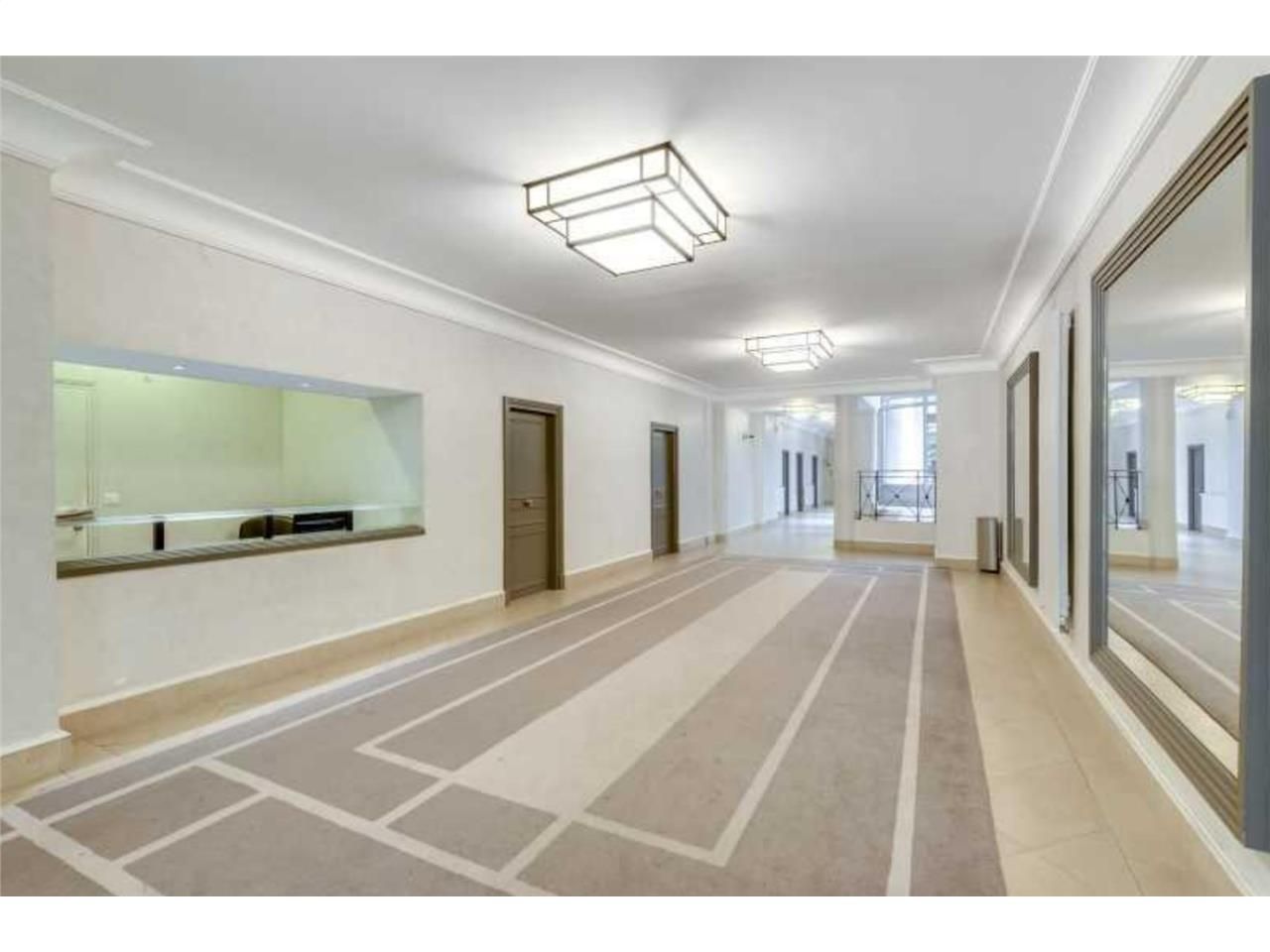 Entre la Place Vendôme et l'Opéra, Alex Bolton vo