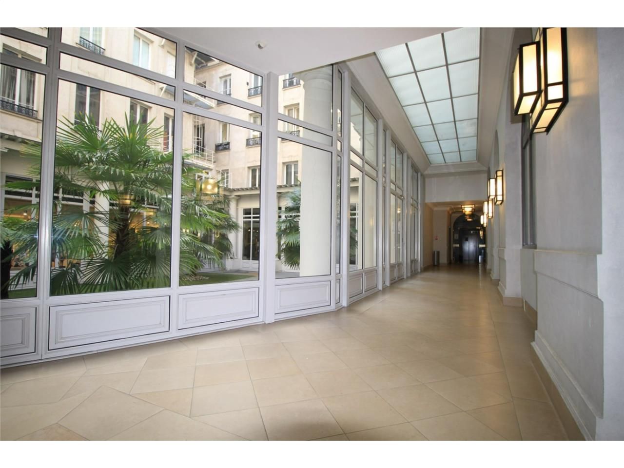 Entre la Place Vendôme et l'Opéra, Alex Bolton vo