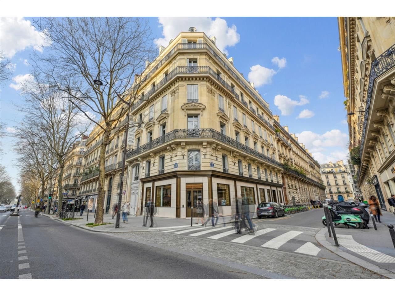Au pied de la station de métro Solférino, en plei