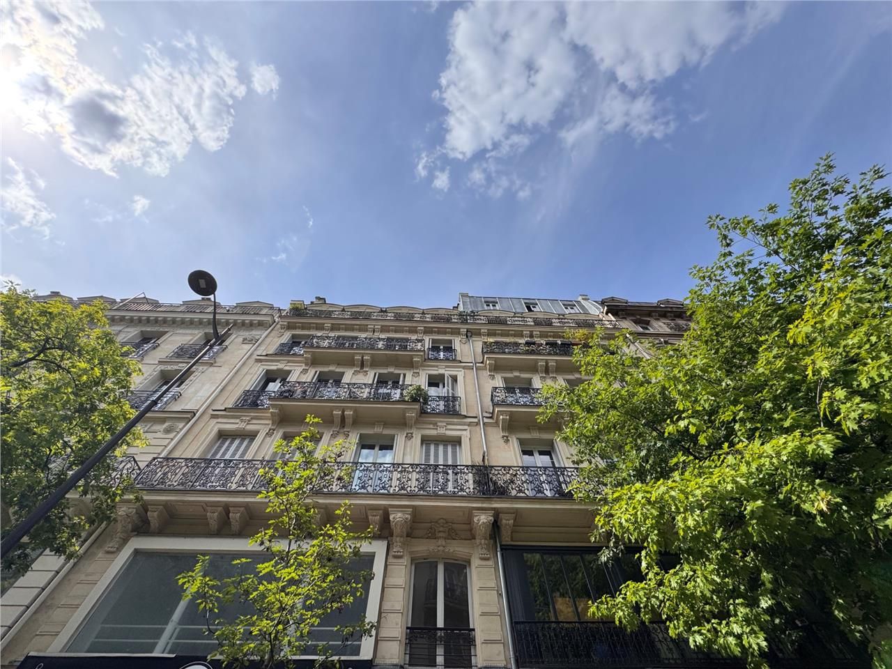 Située entre les stations de métro Etienne Marcel