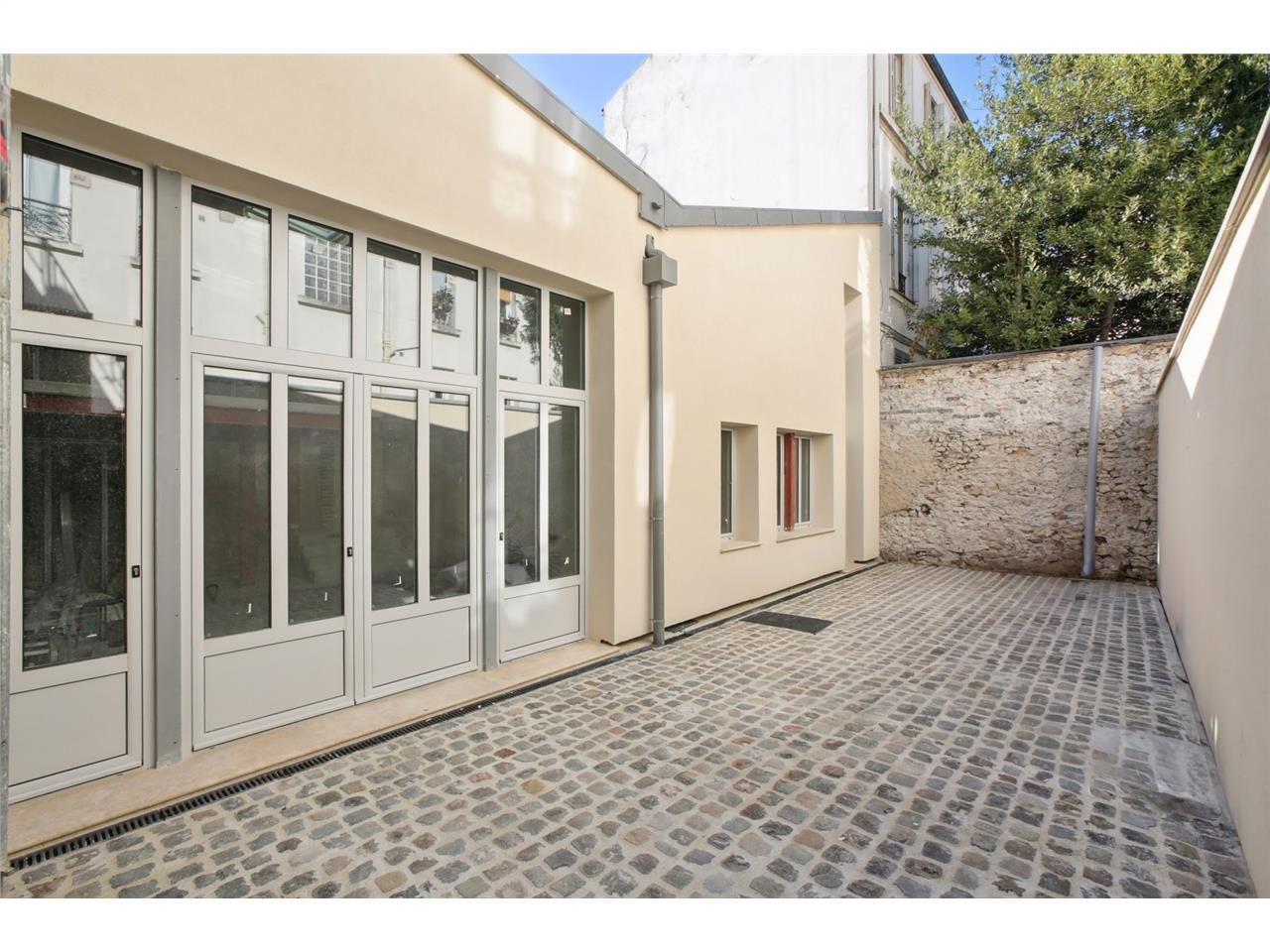 Situé sur l'avenue principale de Vincennes, à pro