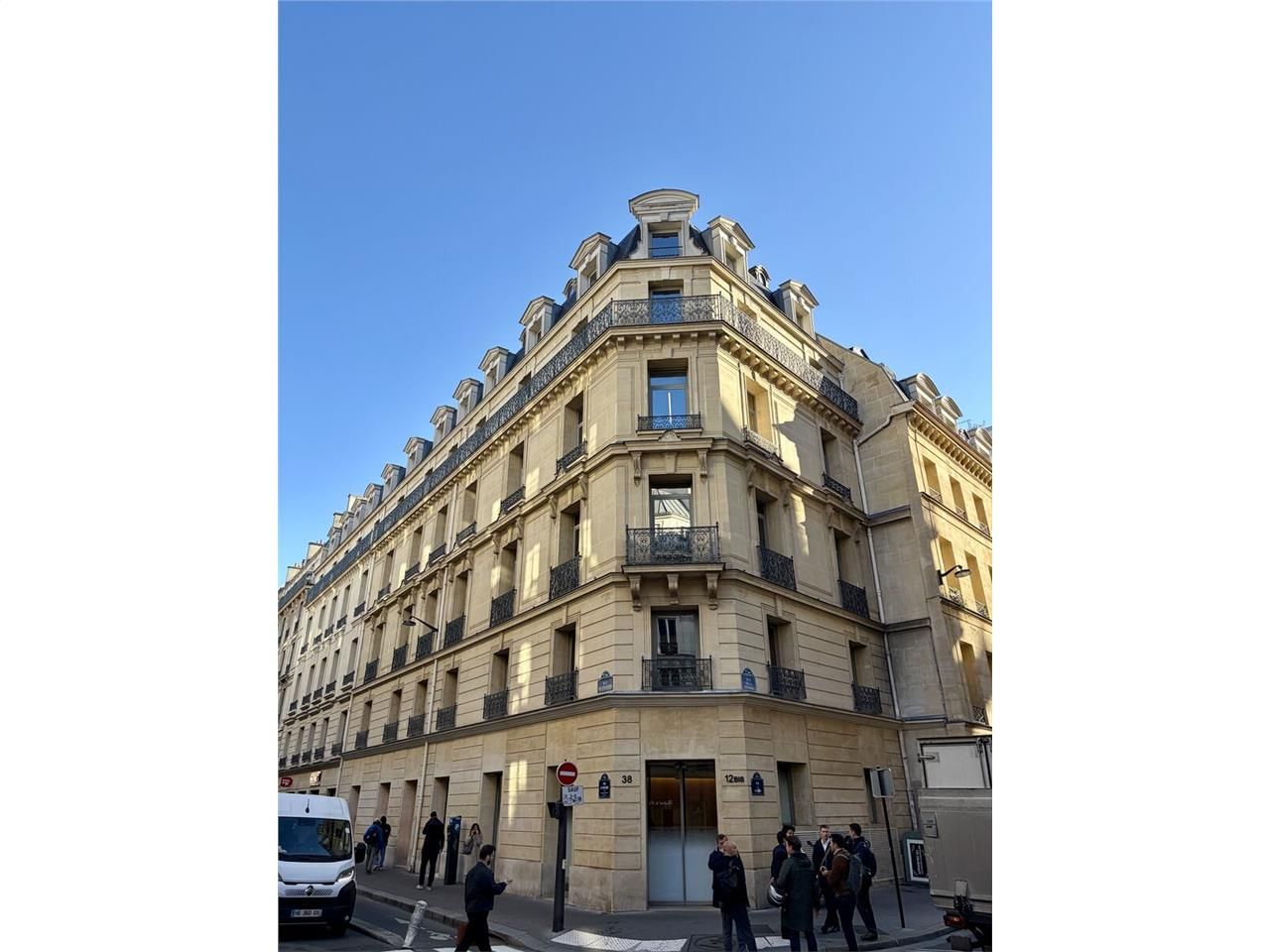 Situé à dans un quartier dynamique, ALEX BOLTON v