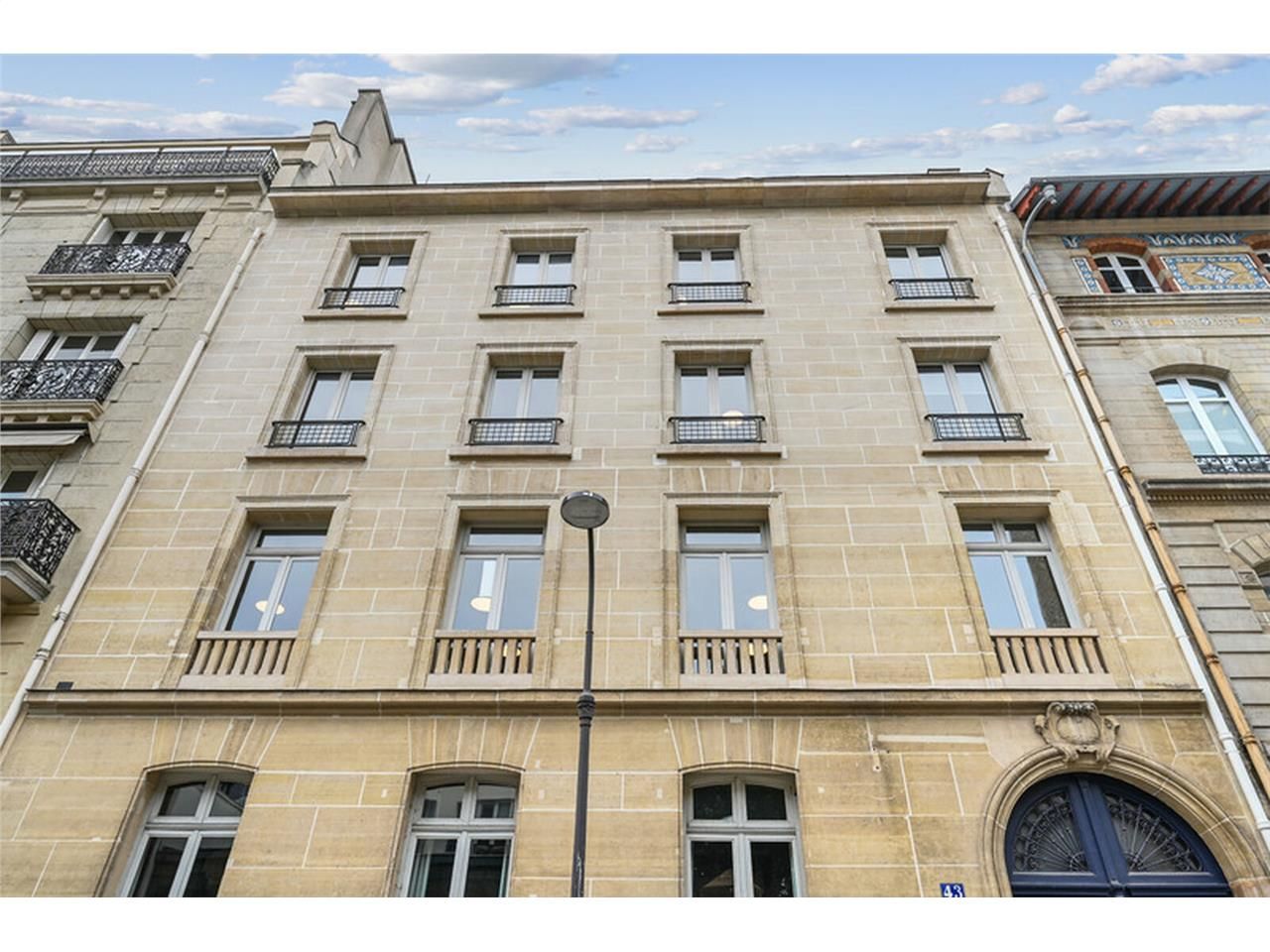 Au pied du métro Boissière et à toute proximité d
