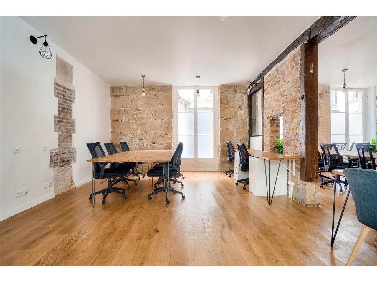 A proximité du métro Rambuteau, Alex Bolton vous 