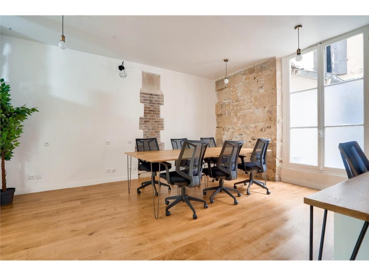 A proximité du métro Rambuteau, Alex Bolton vous 