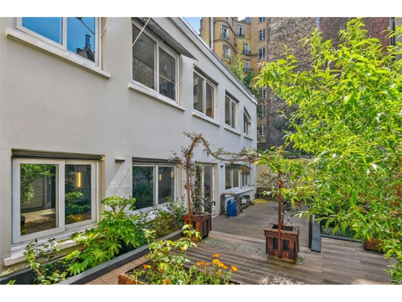 À proximité immédiate de la porte d'Orléans, ALEX