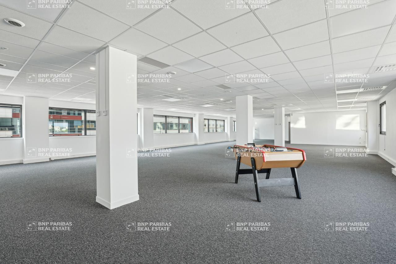 929 m² pour ce bureaux en location à Montigny le bretonneux