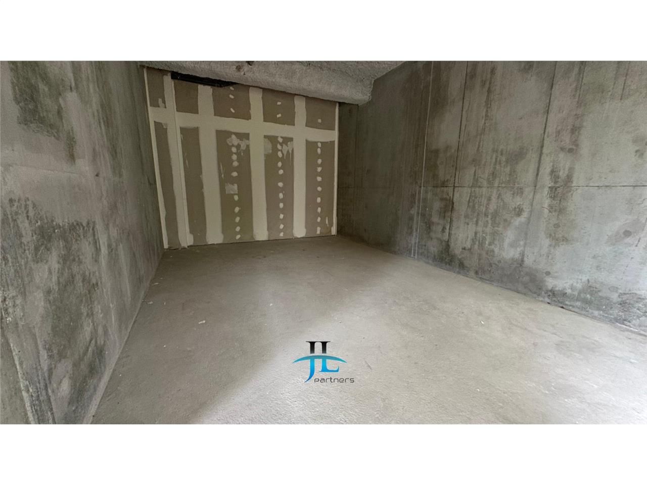 Location local commercial brut de béton 136m2 Brazza