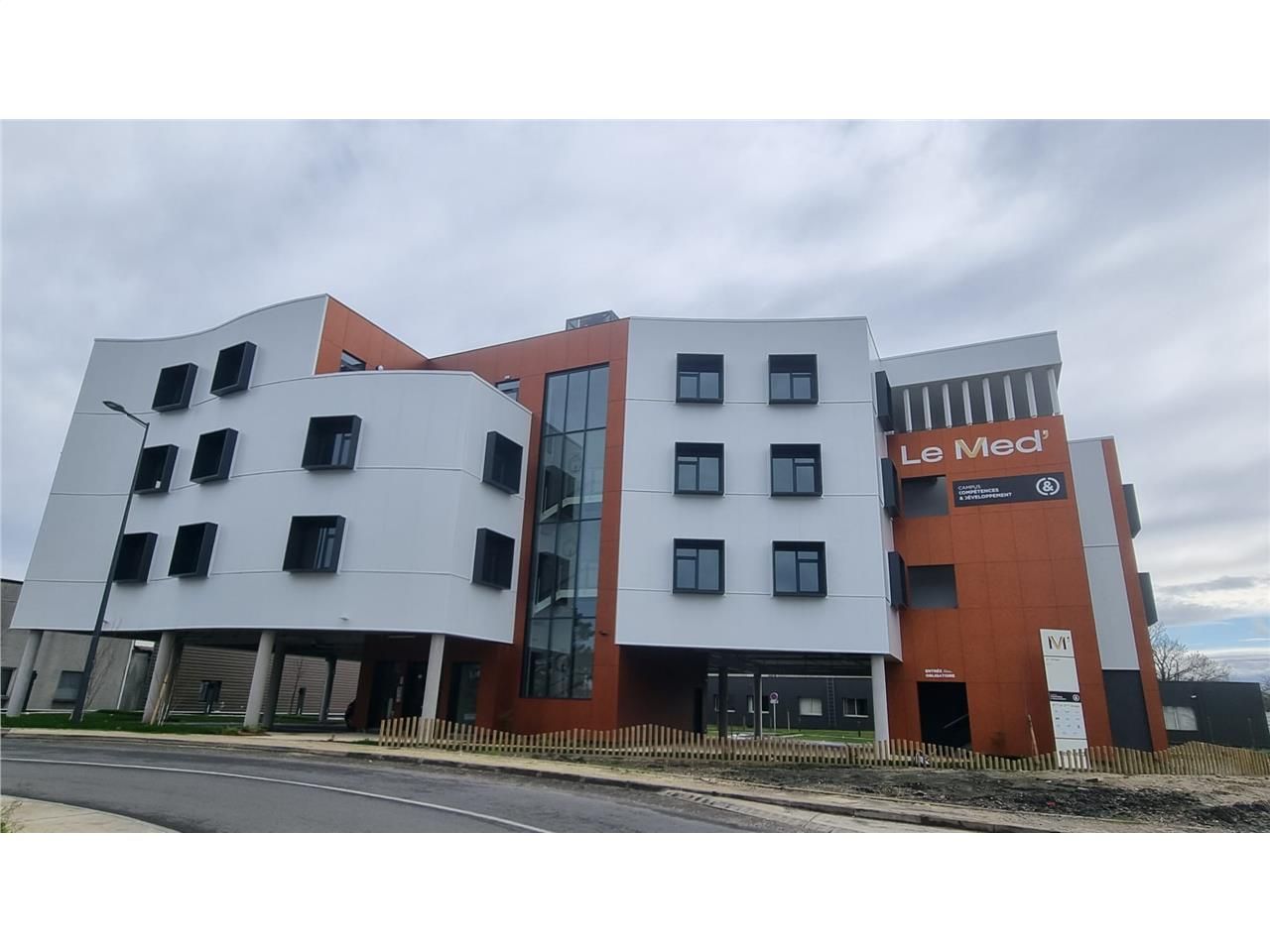 Bureaux aménager neuf de 560m² ERP visibilité Rocade