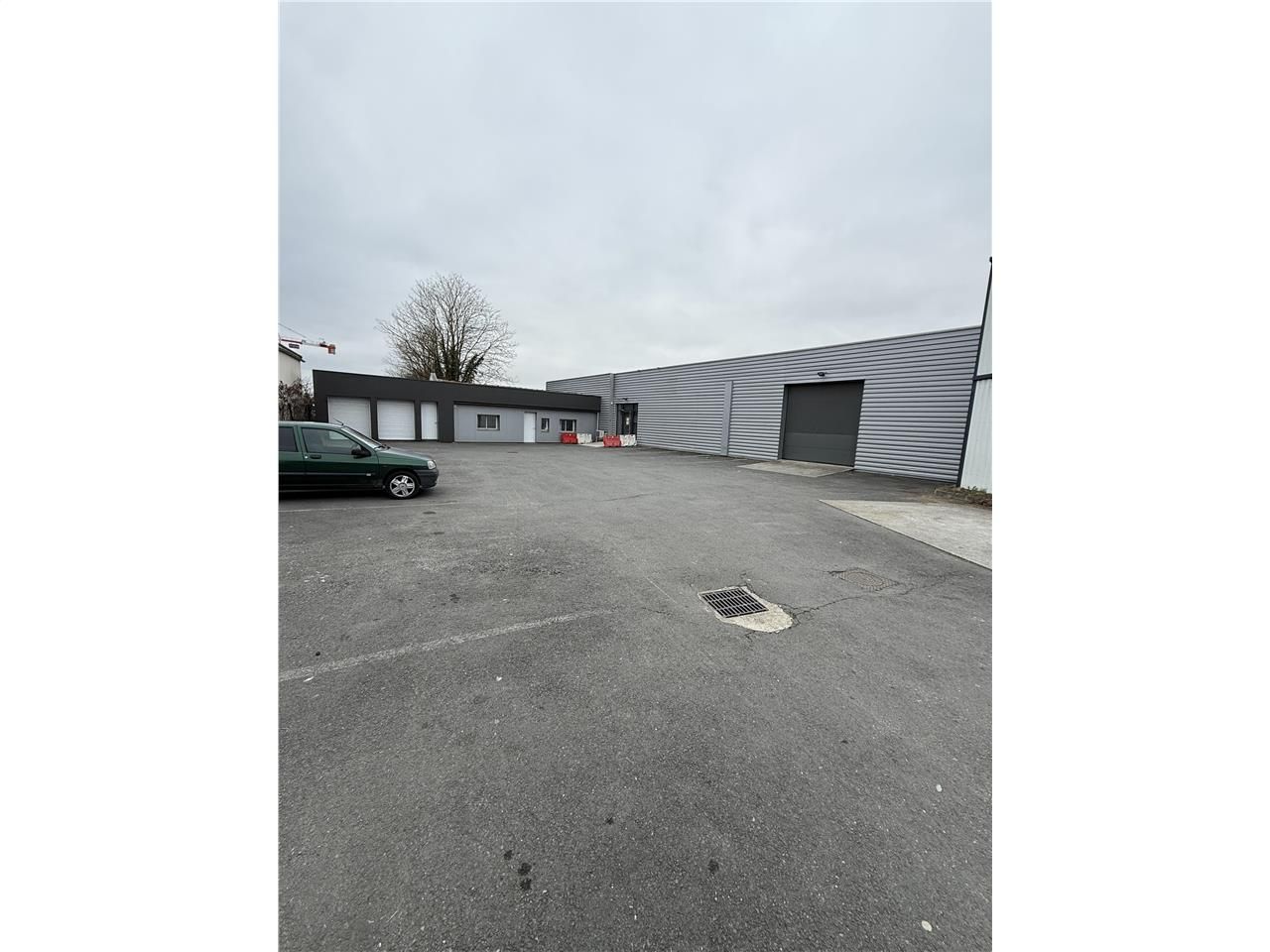 Location d'un local de 700m2 en Zone Commercial à Saint Eulalie