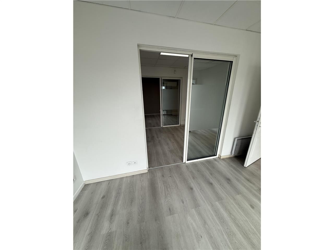 Location d''un local de 700m2 en Zone Commercial à Saint Eulalie