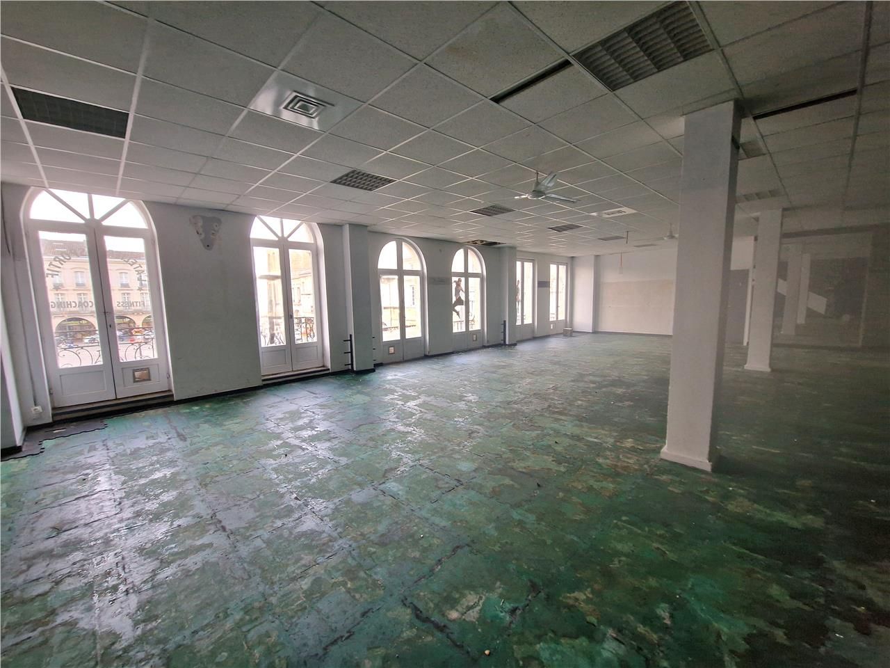 Local professionnel 370m² – Place Abel Surchamp - Libourne