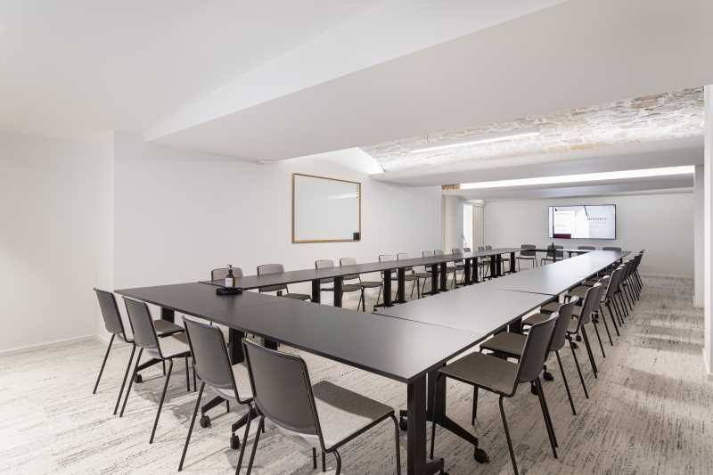 Situé au coeur du 9ème arrondissement de Paris, à