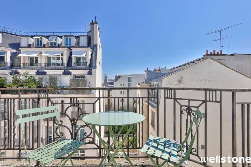 A proximité immédiate de la place de l'Etoile, et