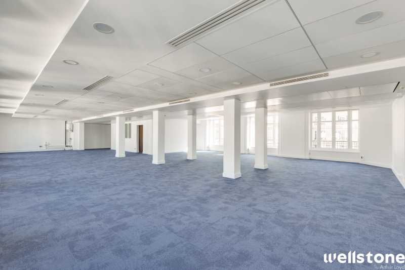 Au pied du métro Bonne Nouvelle et en plein sur l