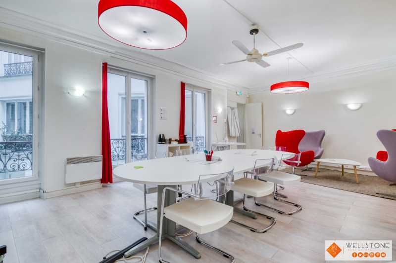 Au pied de la station de métro "Cadet", Wellstone