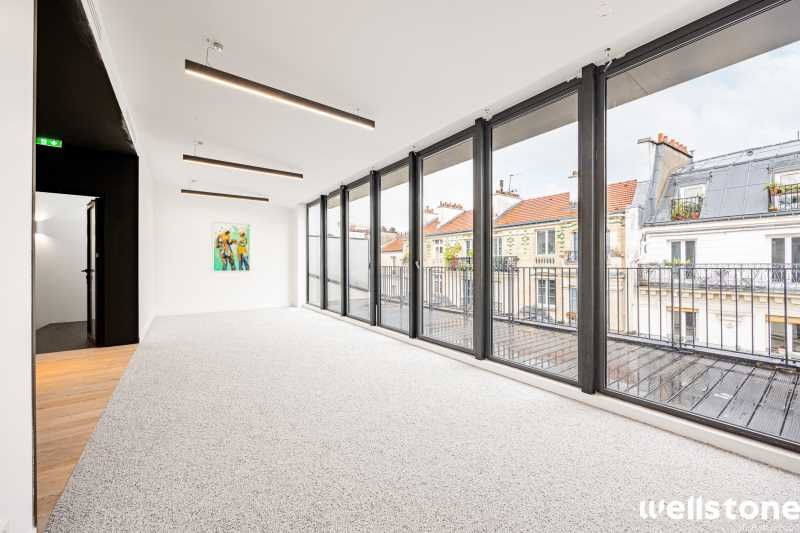 A proximité de la place de la Bastille, Wellstone