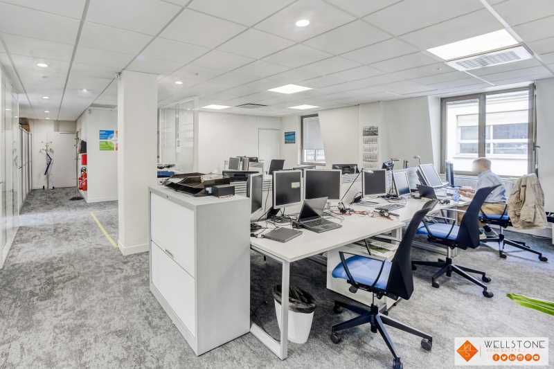 Dans un immeuble de bureaux à deux pas des Grands