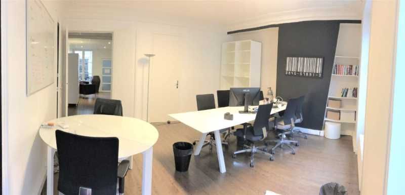 Dans un immeuble en pierre de taille de bon stand