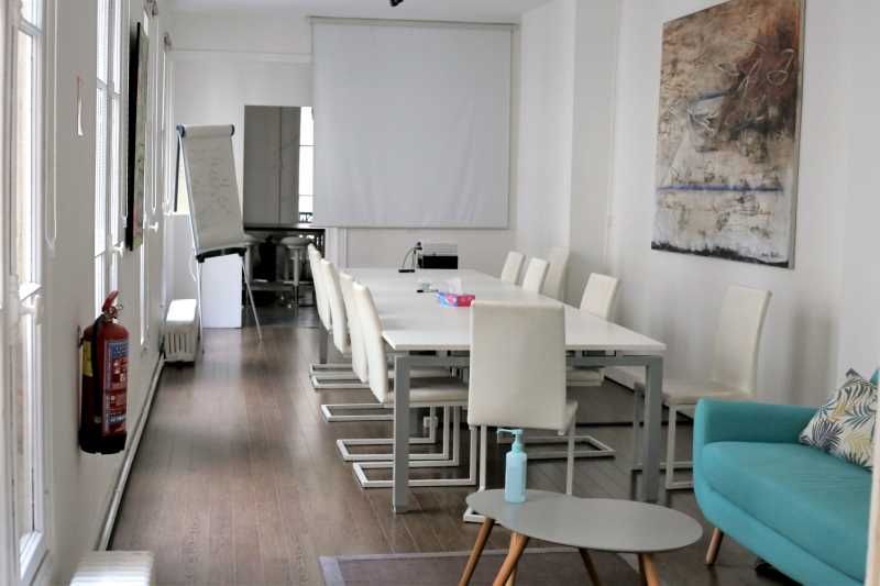 Dans un immeuble en pierre de taille de bon stand