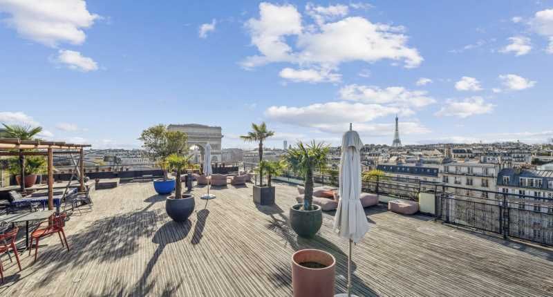 Au pied de l'arc de Triomphe, Wellstone vous prop