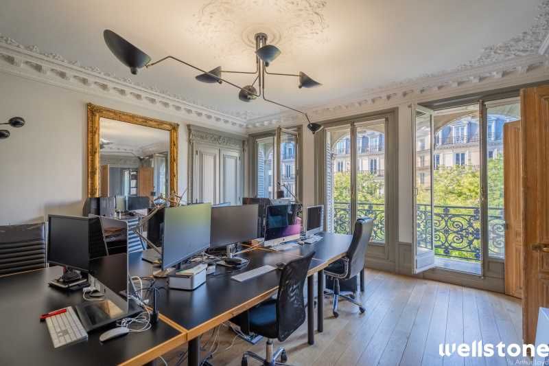 Situé au 3ème étage d'un bel immeuble situé en pl