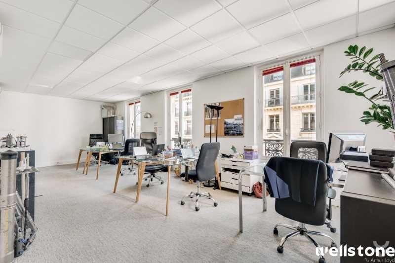 A deux pas de la place de la gare Saint-Lazare, W