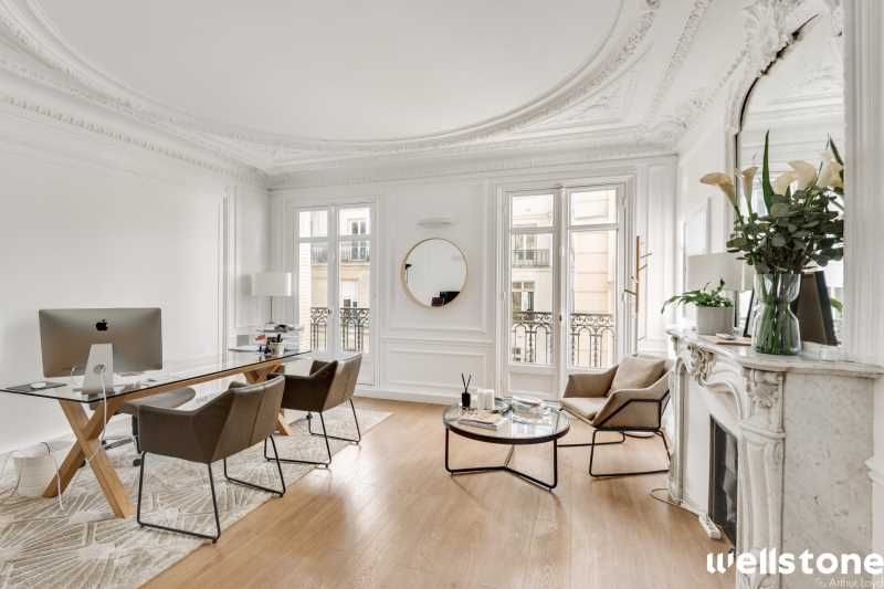 Dans un immeuble haussmannien de bon standing, We