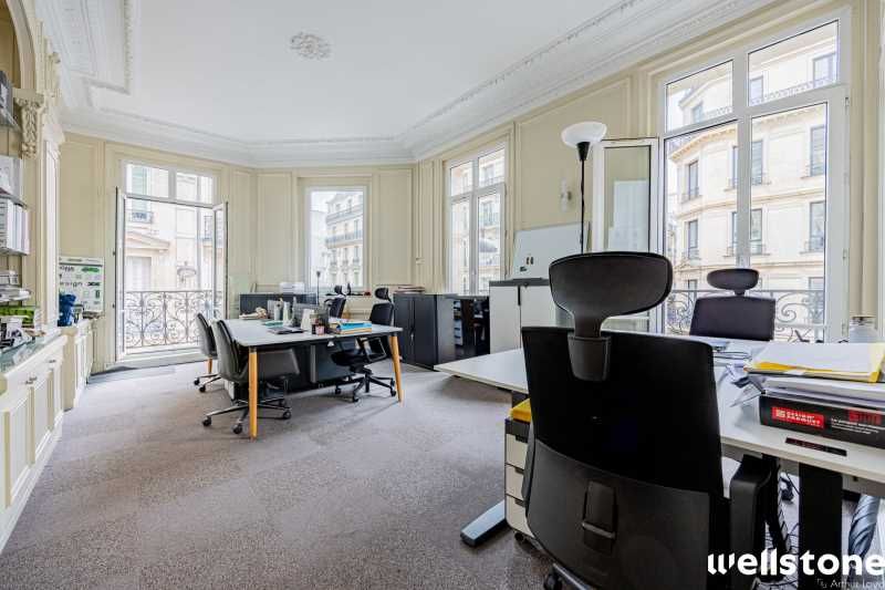 A proximité immédiate de la gare Saint-Lazare et 