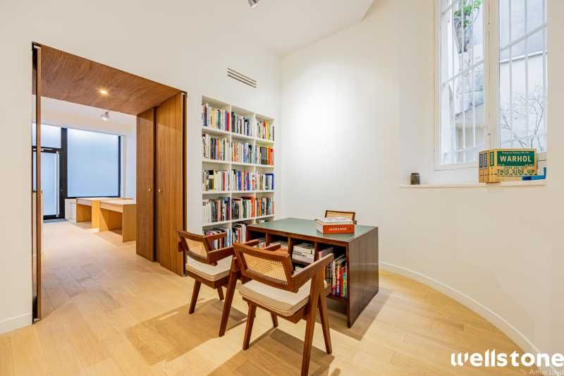 A deux pas de la place des Victoires, Wellstone v