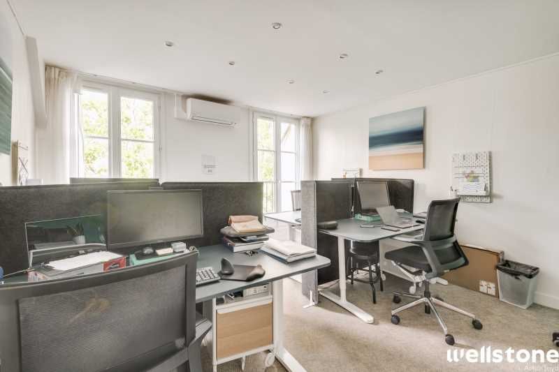 Situé au 5ème étage d'un bel immeuble d'angle, à