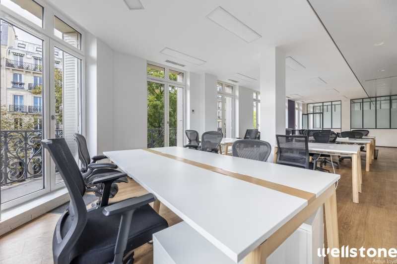 Dans un immeuble haussmannien de très bon standin