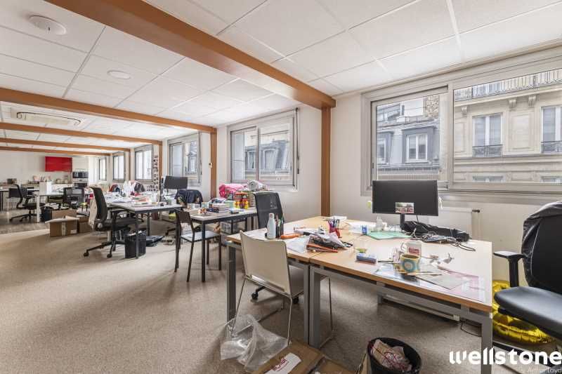 A une minute à pied de la gare Saint-Lazare, Well