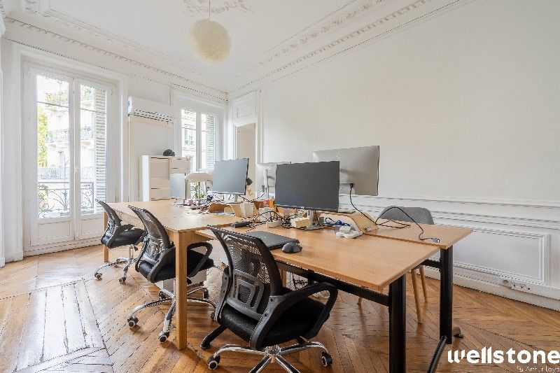 Dans un bel immeuble haussmannien, nous vous prop