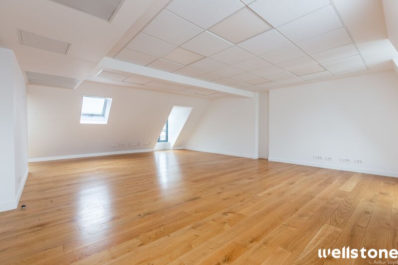 Dans un bel immeuble d'angle à proximité de Saint