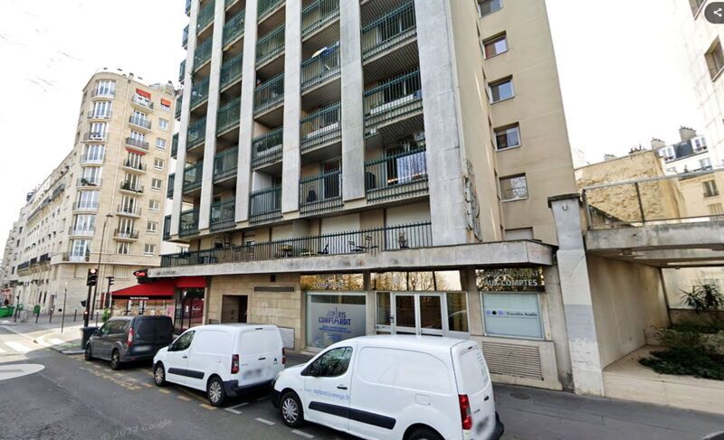 Face au Parc des Buttes-Chaumont, entre les métro