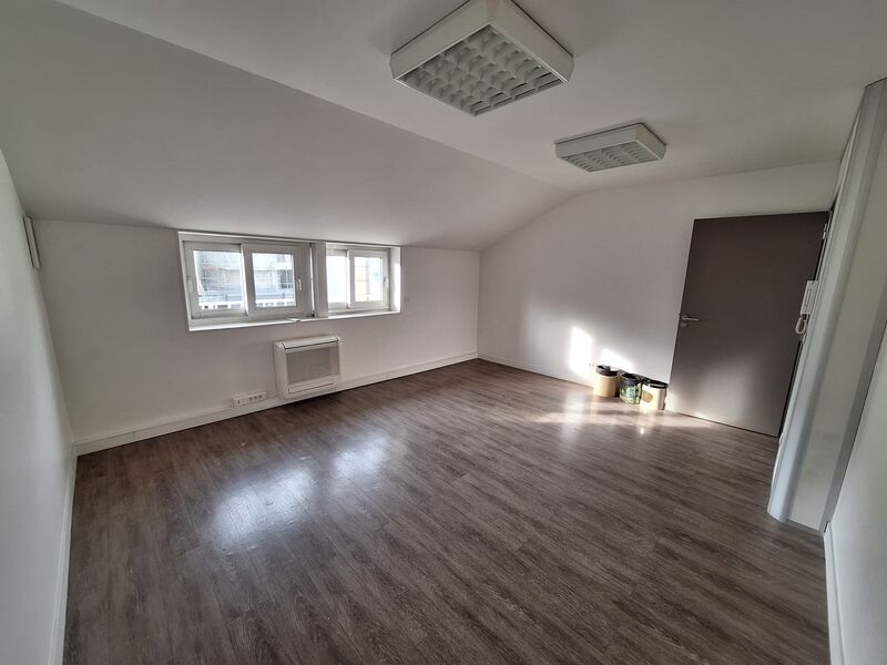 A une minute à pied de la gare Saint-Lazare, Well